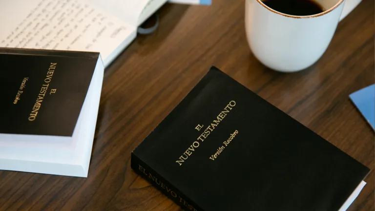 Biblia sobre la mesa.
