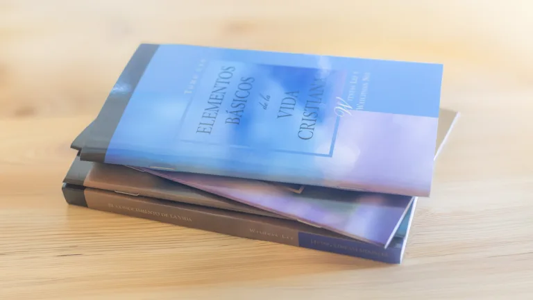 libros escritos por Witness Lee puestos sobre una mesa