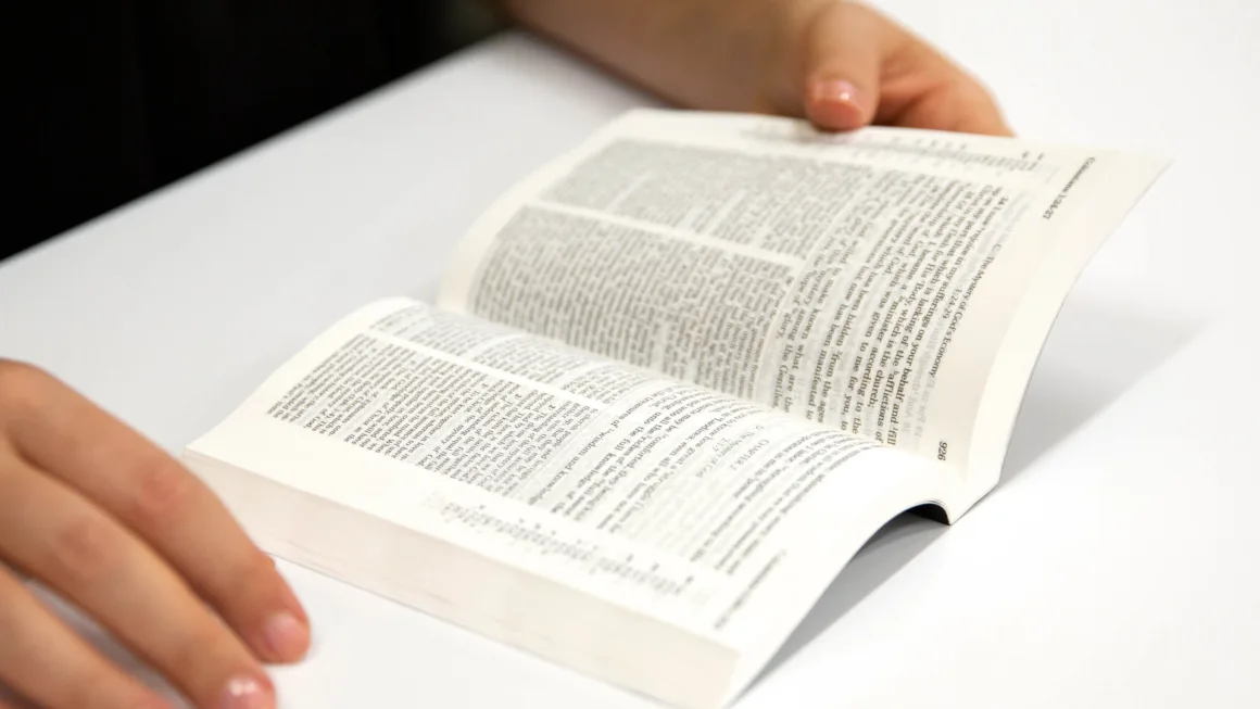 Biblia abierta sobre una mesa