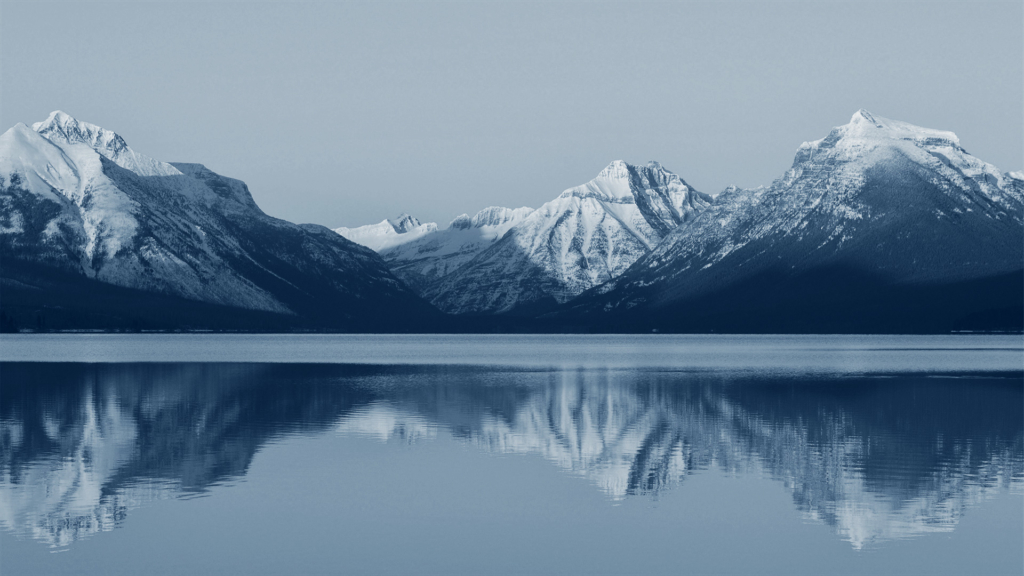 paisaje de un lago con montañas