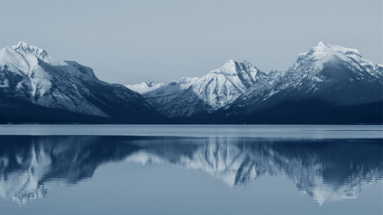 paisaje de un lago con montañas