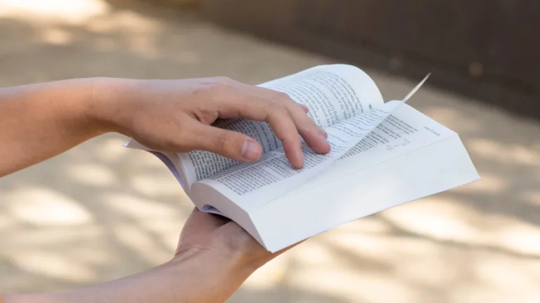 Persona con una Biblia abierta