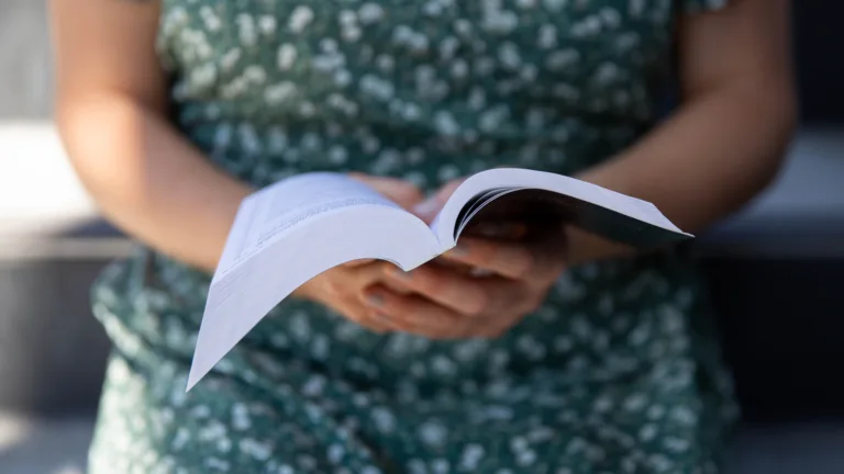 Mujer leyendo Biblia