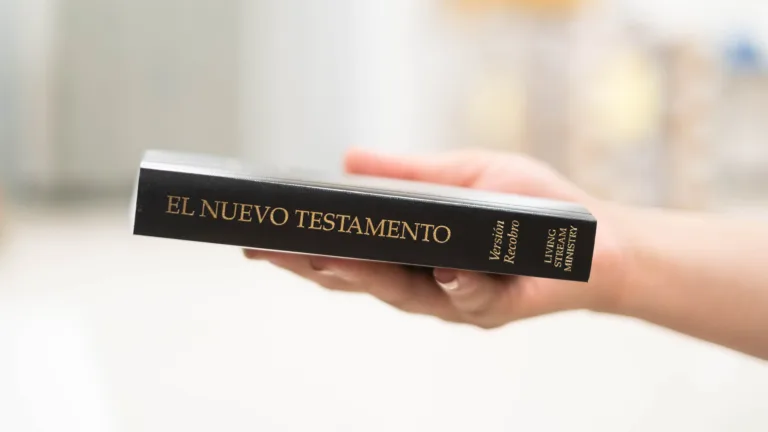 Persona sosteniendo una Biblia