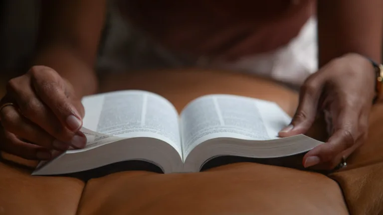 mujer leyendo la Biblia