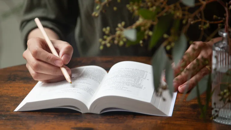Persona con la Biblia abierta y un lápiz