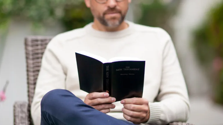 hombre leyendo la Biblia