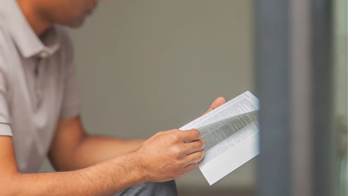 hombre leyendo la Biblia