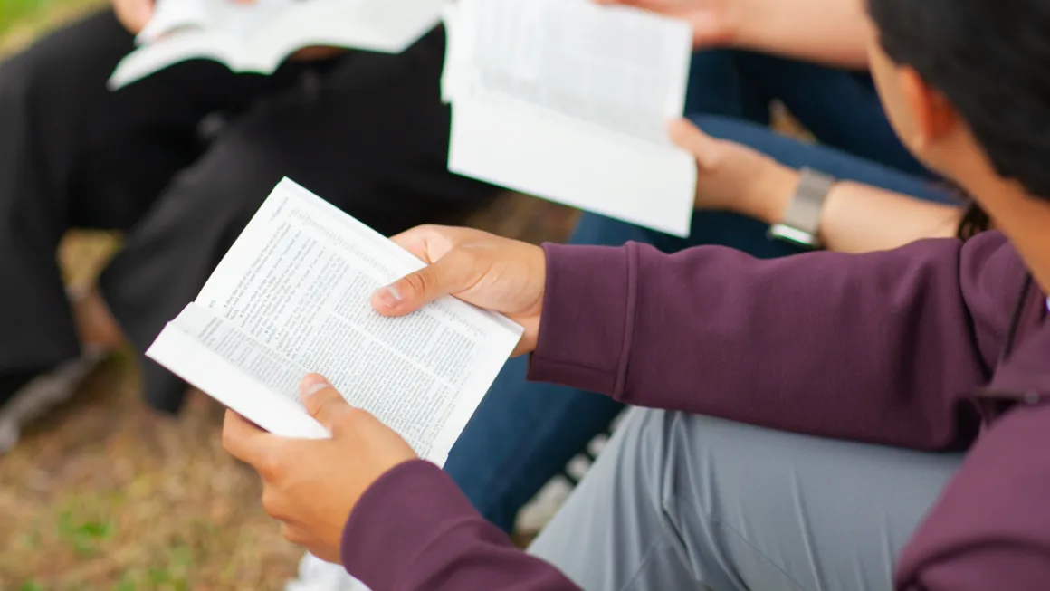 grupo de personas leyendo la Biblia