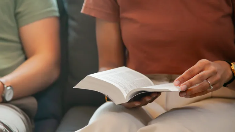 mujer leyendo la Biblia